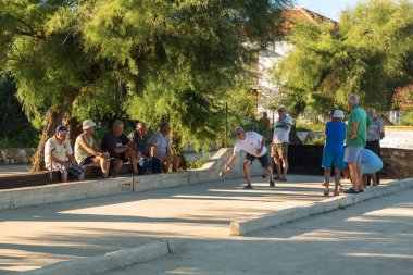  Grup yaşlılar misket (Petank, bocce oyun oynama) 