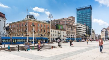 Mandusevac Çeşme Zagreb dolaşan insanlar