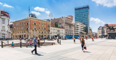 Mandusevac Çeşme Zagreb dolaşan insanlar