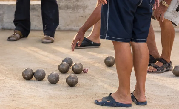 Grupo de idosos jogando jogo de boules (petanca, bocce ) — Fotografia de Stock