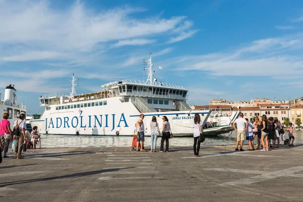 Pasajeros esperando la llegada del ferry Jadrolinija al puerto de la ciudad vieja de Zadar —  Fotos de Stock