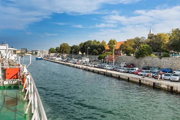 Jadrolinija autoferry aankomen aan de oude stad Zadar haven. — Stockfoto