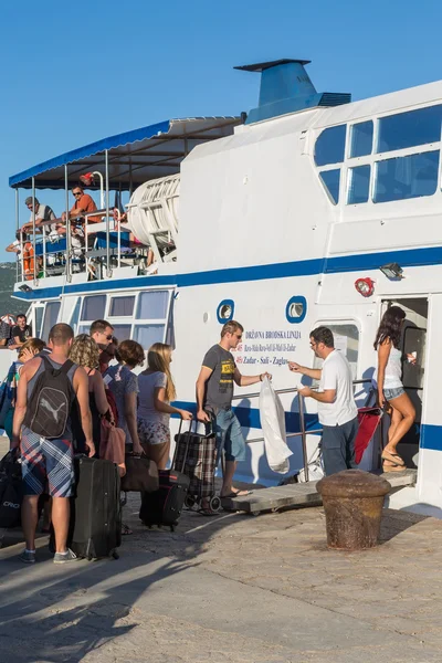 Ana iskele yatılı Jadrolinija tekne Veli Iz şehir içinde yolcu — Stok fotoğraf