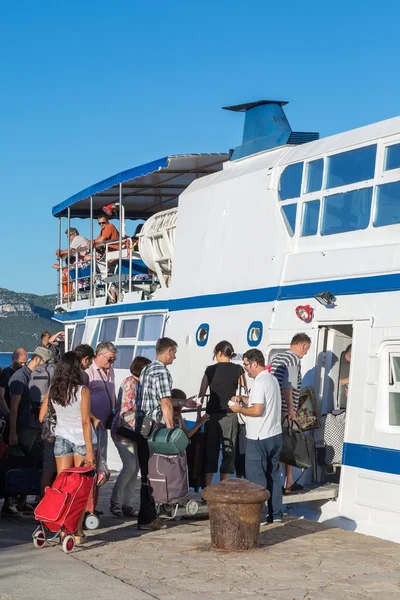 Passagiers op de voornaamste pier, aan boord van de boot van Jadrolinija in de stad van Veli Iz — Stockfoto