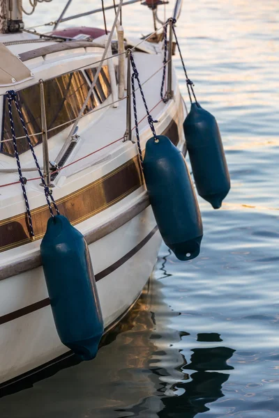 Seite einer Yacht mit drei blauen Kotflügeln — Stockfoto