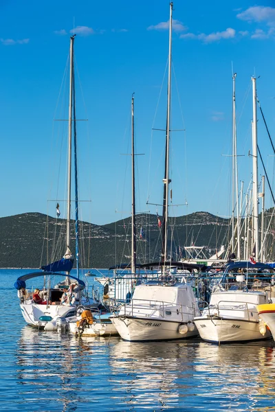 Σκάφη σταθμεύουν και δεμένο στη μαρίνα στο λιμάνι της πόλης στο Veli από — Φωτογραφία Αρχείου