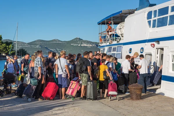 Οι επιβάτες στην κεντρική αποβάθρα του επιβίβαση στο καραβάκι Jadrolinija στην πόλη του Βελή από — Φωτογραφία Αρχείου