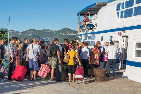 Οι επιβάτες στην κεντρική αποβάθρα του επιβίβαση στο καραβάκι Jadrolinija στην πόλη του Βελή από — Φωτογραφία Αρχείου