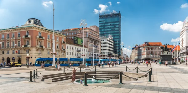 Lidí, kteří jdou kolem Mandusevac fontána v Záhřebu — Stock fotografie