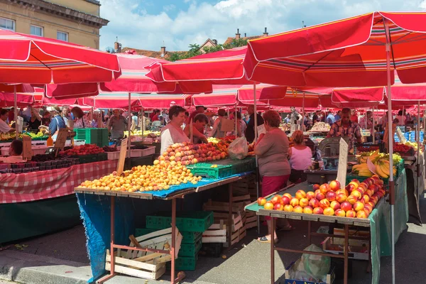 Customers and sellers at Dolac — Stock Photo, Image