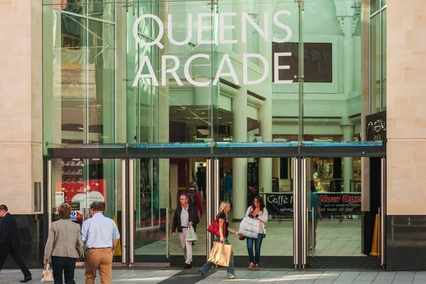 Emberek jönnek ki és megy a Queens arcade, Cardiff — Stock Fotó