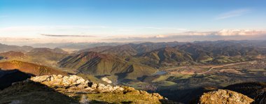 Gün batımında dağlık manzara şaşırtıcı slovak panoramik manzaralı