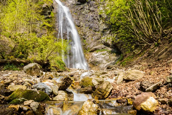 Våren säsongen - Slovakien, Europas Sutovsky vattenfall — Stockfoto