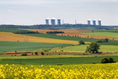 Bahar kırsalında nükleer enerji santrali