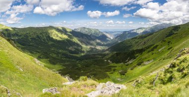 Güzel dağ Vadisi mavi gökyüzü altında