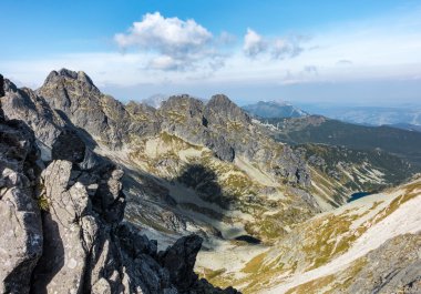 Yaz kayalık yüksek Tatras dağlar mavi gökyüzü altında