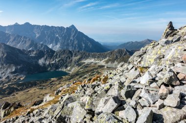 Mavi gökyüzü altında göl ile şaşırtıcı yaz rocky Dağları