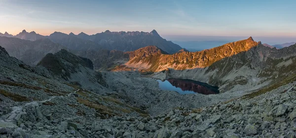 Рассвет в скалистых горах с озером — стоковое фото