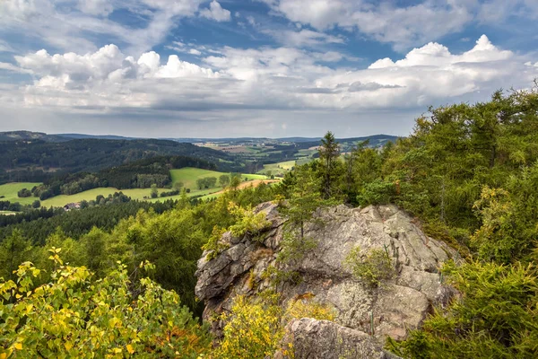 Rocky manzaralı güzel bir yaz manzarası mavi gökyüzü altında beyaz bulutlar. Çek Cumhuriyeti, Avrupa.