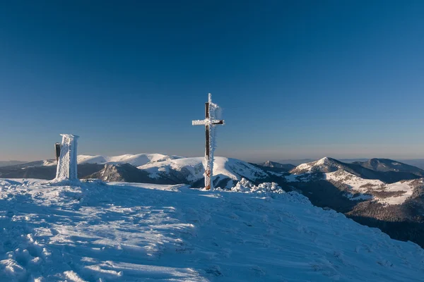 Matin d'hiver ensoleillé sur une crête de montagne — Photo