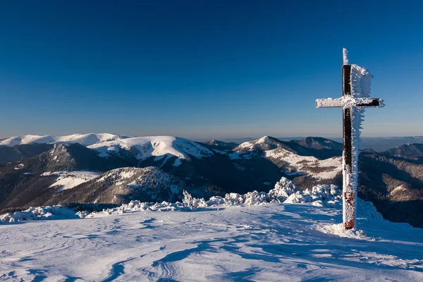 Mañana de invierno soleada en una cresta de montaña —  Fotos de Stock