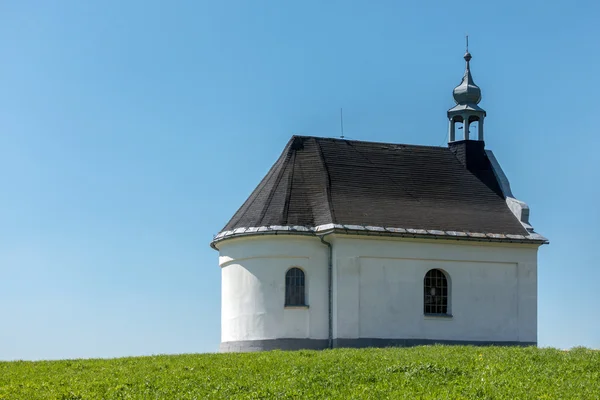 Ländliche Barockkapelle am Horizont — Stockfoto