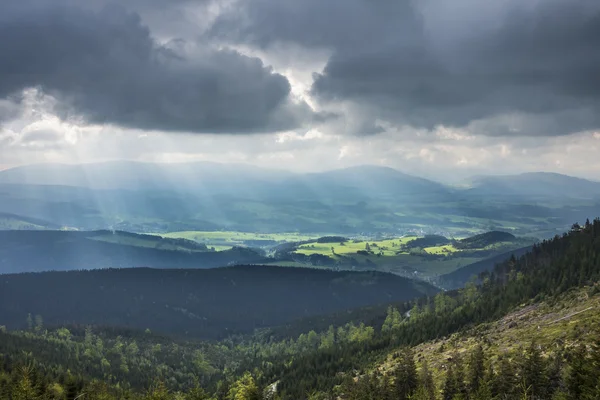 Increíble paisaje de montañas con nubes dramáticas y rayos de sol —  Fotos de Stock