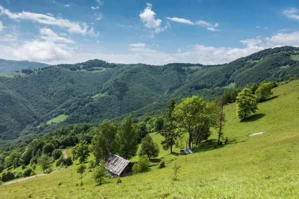 Montañas de primavera con viejo chalet de madera — Foto de Stock