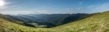 Akşam ışığı şaşırtıcı dağların panoramik görünüm