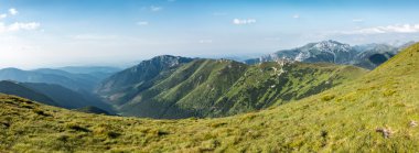 Mavi gökyüzünün altında inanılmaz yaz Dağları Panoraması