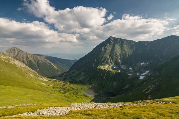 Lembah indah di musim panas pegunungan dengan danau — Stok Foto