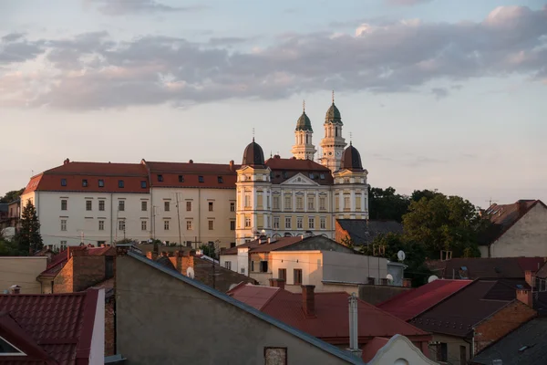 Katedrą Katolicką w ukraińskiego miasta Użhorod świcie — Zdjęcie stockowe