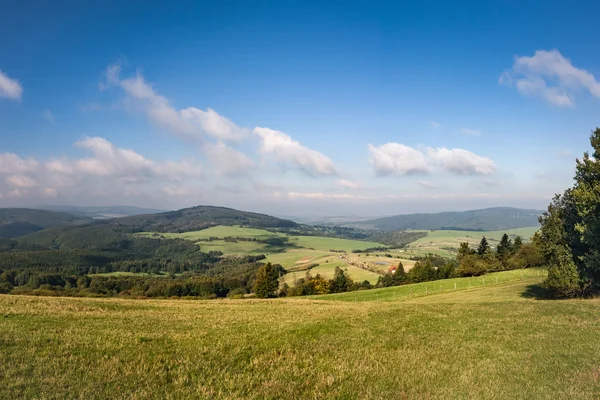 Amazing summer countryside under blue sky with clouds — Stock Photo, Image