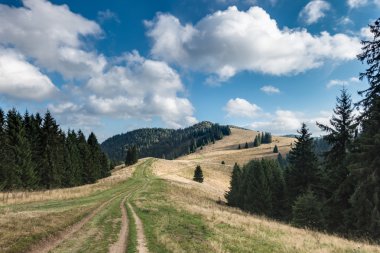 Muhteşem dağ manzarası gökyüzü ve bulutlar