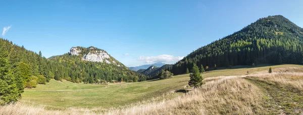 Panorama de asombroso paisaje montañoso bajo el cielo azul —  Fotos de Stock