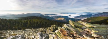 Rocky Dağları üzerinden panoramik alçak bulutlar ile vadiler içine