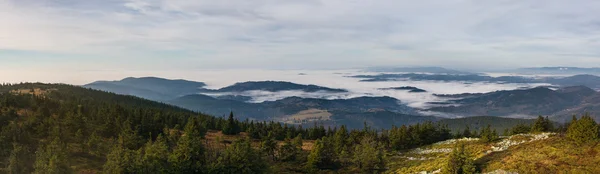 Vista desde las montañas de otoño hacia el valle con nubes bajas —  Fotos de Stock