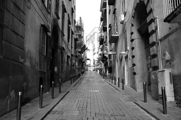 Narrow city street in naples spanish quarter in italy — Stock Photo, Image