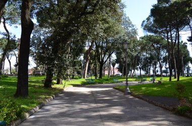 Napoli merkezinde büyük ağaçlar ile yaz aylarında Şehir Parkı