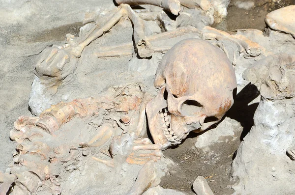 Crânio de há muito tempo homem morto nas ruínas de Ercolano Itália — Fotografia de Stock