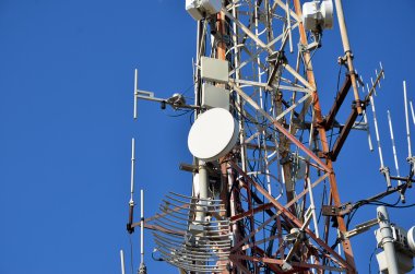 Telekomünikasyon için mast üzerinde bir çok anten