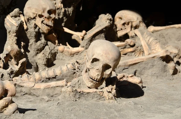 Skulls of long time ago dead men in the ruins of Ercolano Italy — Stock Photo, Image