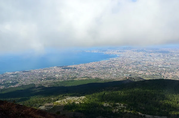 Ver a cidade de Nápoles e nuvens do vulcão vesivius no sul da Itália — Fotografia de Stock