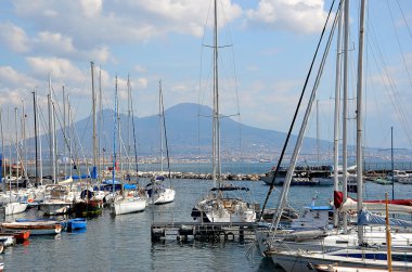 vesuvius arka planda ile Napoli şehir harbor için yelken