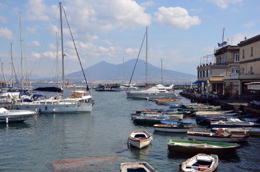 Şehir harbor için Güney İtalya'da Napoli yaz yelken