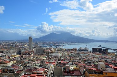 Napoli şehir ve Vezüv Yanardağı merkezinde arka plan ile manzara