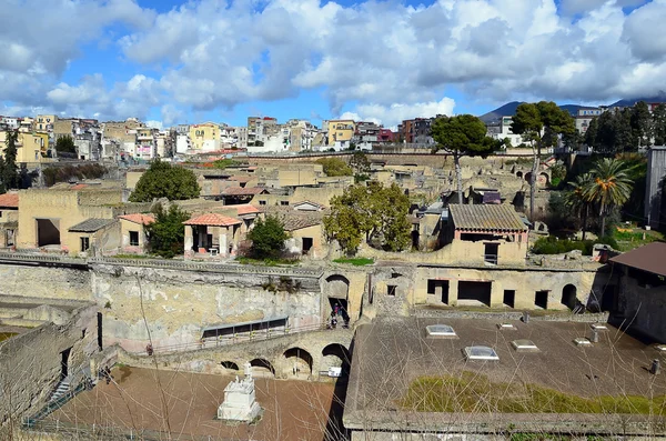 Ercolano cidade escavação paisagem com azul céu nublado itália — Fotografia de Stock
