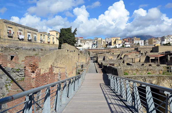 Ercolano scavi cidade paisagem com céu azul itália — Fotografia de Stock