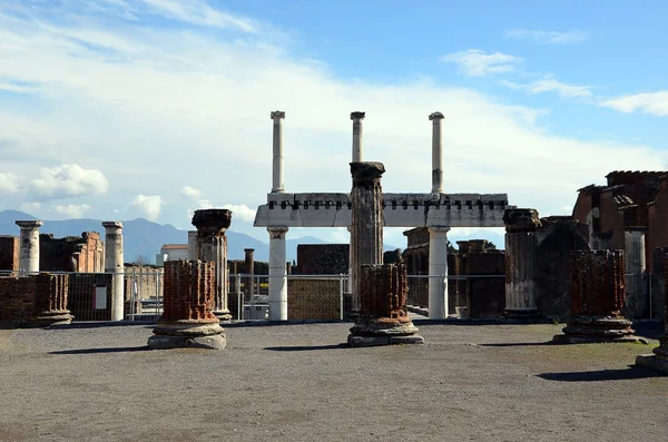 Colunas antigas arquitetura de construção na cidade de pompeia escavação itália — Fotografia de Stock