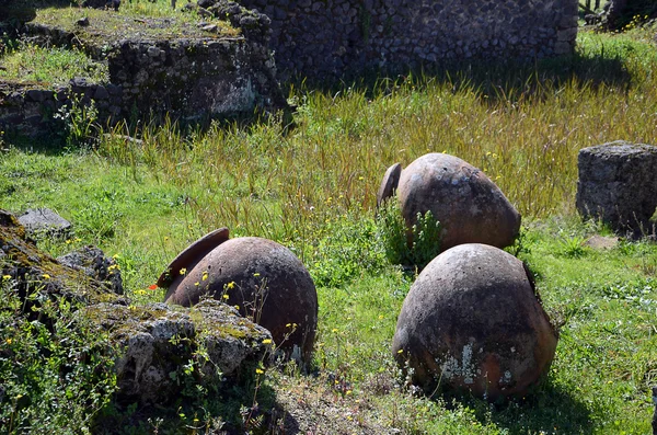 Gamla historiska vaser i Pompeji staden utgrävning Italien — Stockfoto